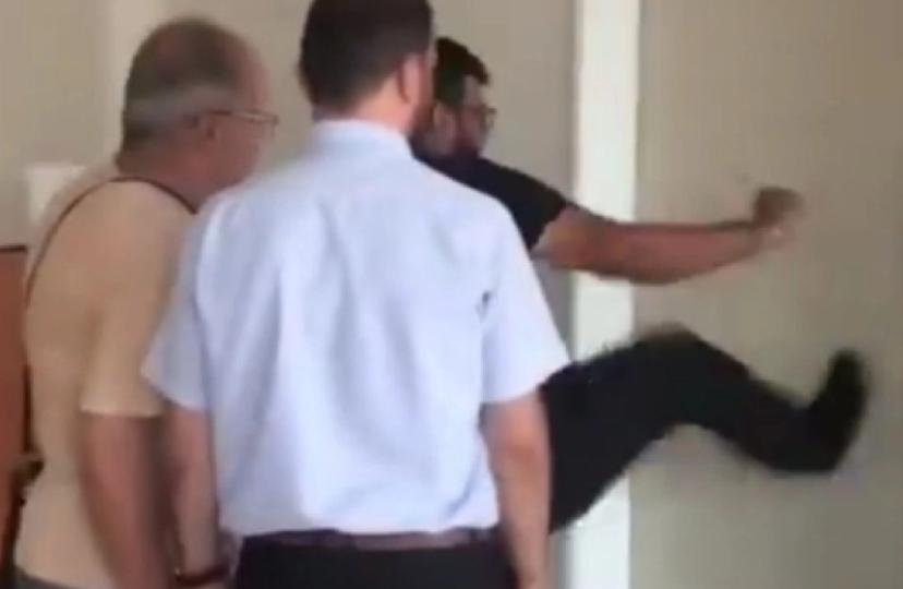 Kapı kıran okul müdürü açığa alındı