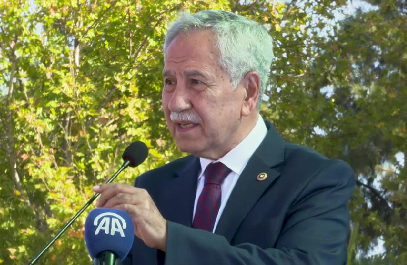 Bülent Arınç, hangi vakıf üniversitesinin mütevelli heyeti başkanını eleştirdi?