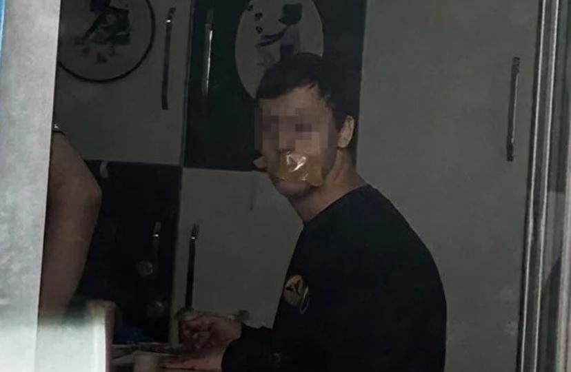 Down sendromlu öğrencinin koli bantlı fotoğrafına inceleme