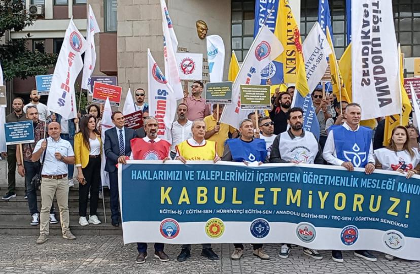 Sendikalar, Öğretmenlik Mesleği Kanunu Teklifini MEB önünde protesto etti