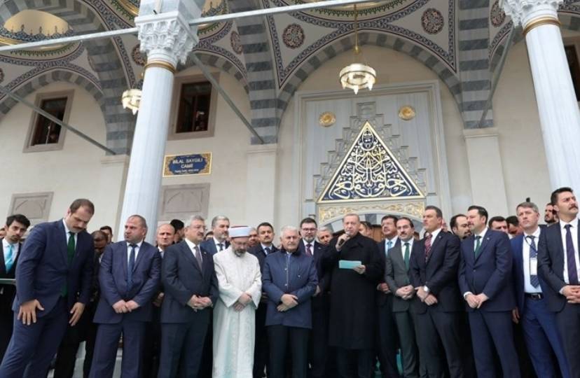 İzmir’de 99 okula din görevlisi atanmasına eğitim sendikalarından tepki